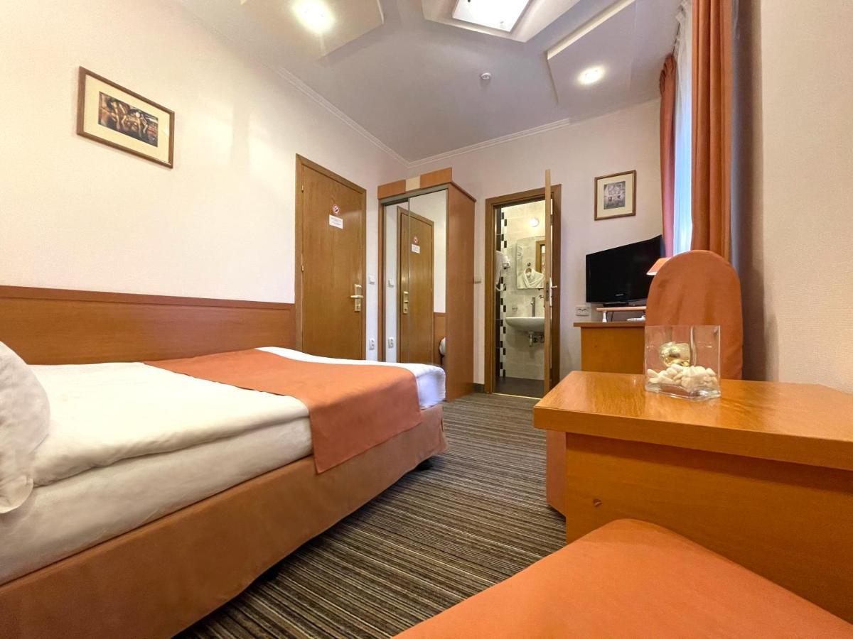 Economy Room In Hotel Eney Lvov Exteriér fotografie